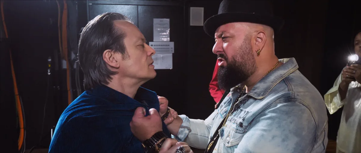 Sergio Fertitta (rechts) spielt in seinem Film einen erfolgreichen Musikproduzenten und Songwriter, der einen Schicksalsschlag erleidet. Hier in einer Szene mit Pascal Ulli. Szene aus dem Film «Do Re Mi Fa So lauft’s».